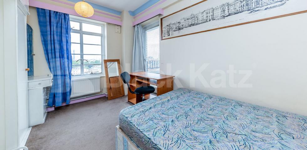			LARGE 3 / 4 BED! , 4 Bedroom, 1 bath, 1 reception Flat			 Park Road, BAKER STREET